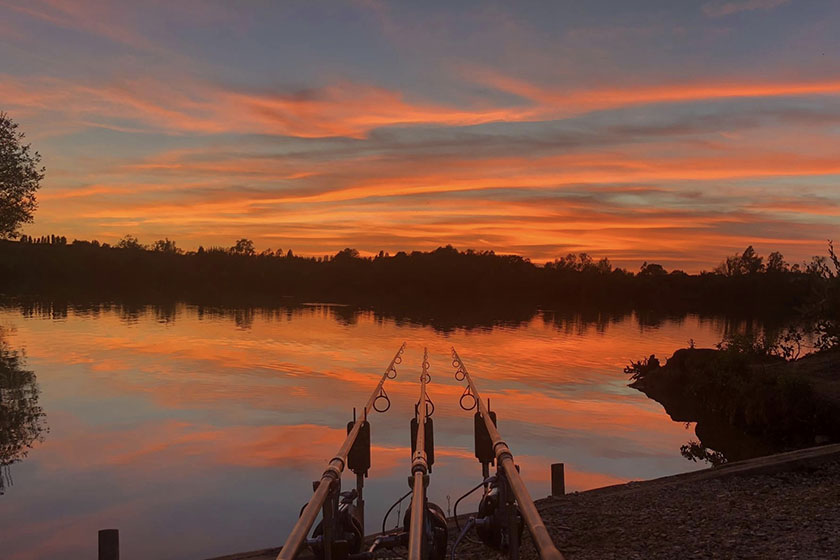 Pêche de la carpe de nuit en été