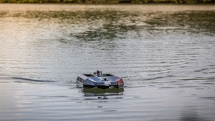 pêche de la carpe et bateau amorceur